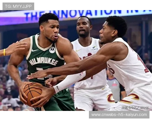 字母哥吸引三人，雄鹿外线解放