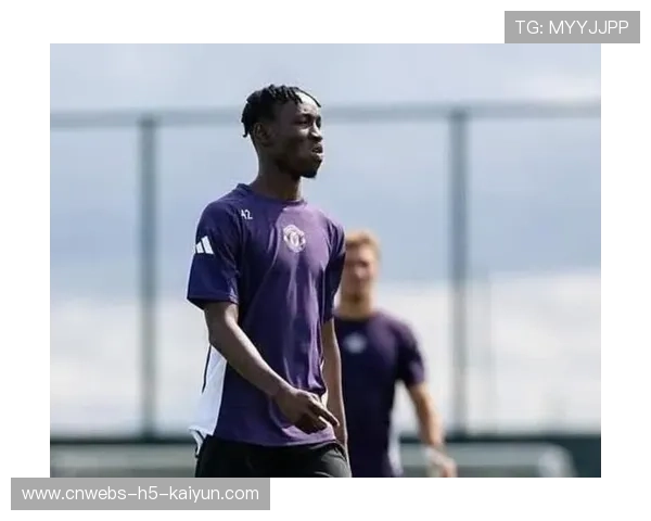 曼联青训营:小将学做短传渗透与一脚直塞