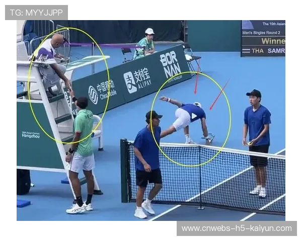 网球比赛球童被球砸倒！选手跑去查看