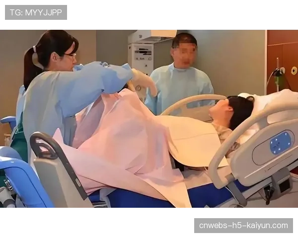 妻子在场边抱着新生儿等丈夫完赛，丈夫抱走新生儿